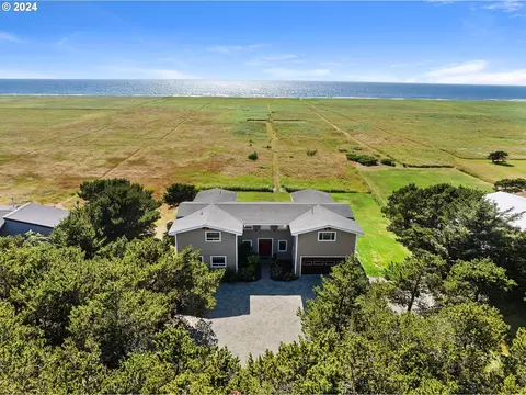 89040 Ocean Dr, Warrenton, OR 97146