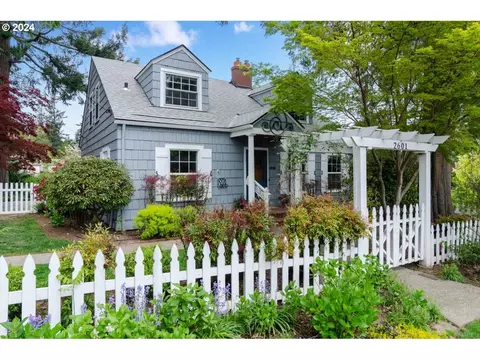 2601 SW Moss St, Portland, OR 97219
