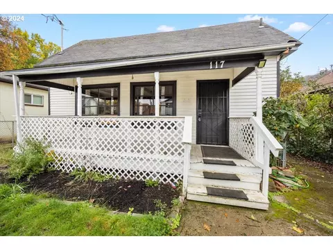 117 SE Hoover Ave, Roseburg, OR 97470