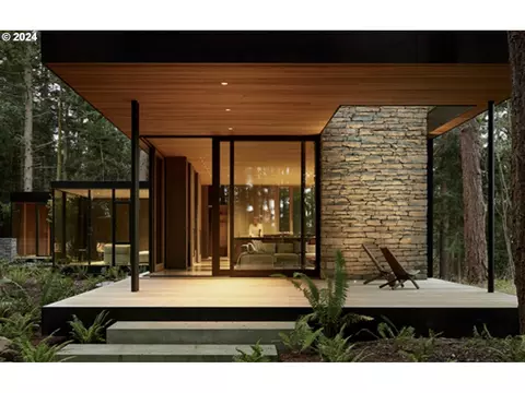 SW Chesapeak Ave, Portland, OR 97239