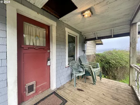484 Newmark St, North Bend, OR 97459