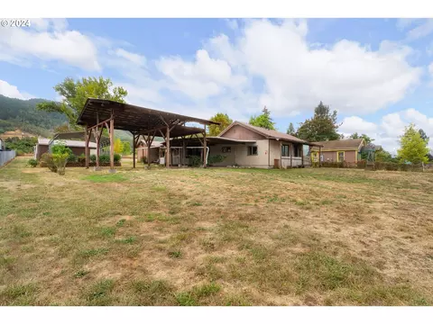 1004 Cornutt St, Myrtle Creek, OR 97457