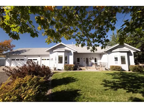 61826 East Ln, La Grande, OR 97850