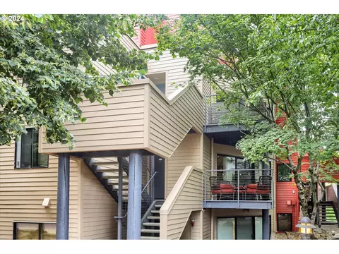 810 NW Naito Pkwy #F9, Portland, OR 97209