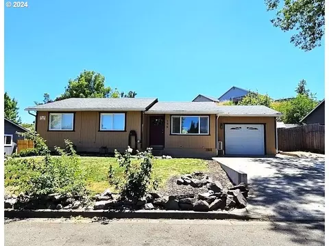 156 Lancaster Ave, Roseburg, OR 97471