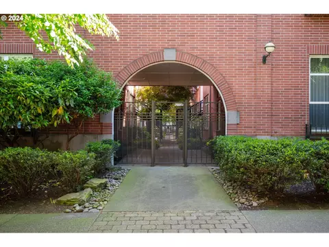 1009 NW Hoyt St #206, Portland, OR 97209