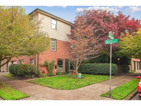 2211 NE Halsey St #6, Portland, OR 97232