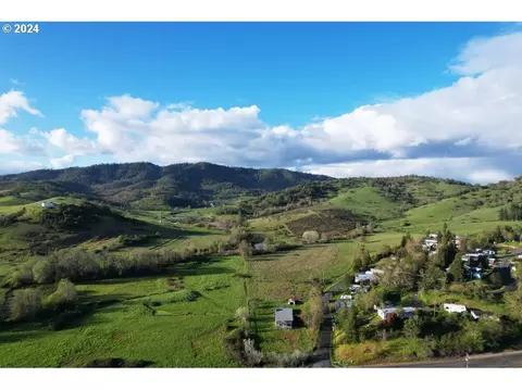 13450 Lookingglass Rd, Roseburg, OR 97471
