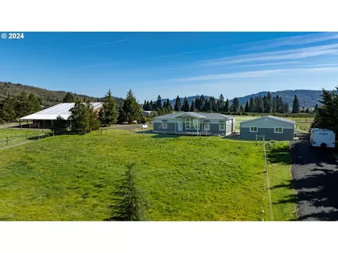 230 Colonial Rd, Roseburg, OR 97470