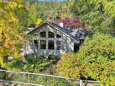 2744 Coos Bay Wagon Rd, Roseburg, OR 97471
