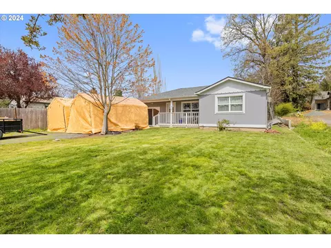 918 NE Savage St, Grants Pass, OR 97526
