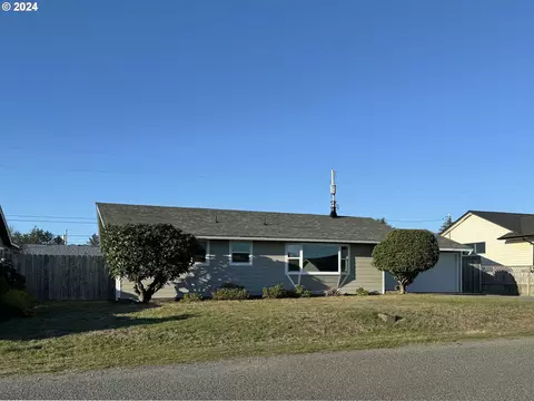 1230 Iris St, Brookings, OR 97415