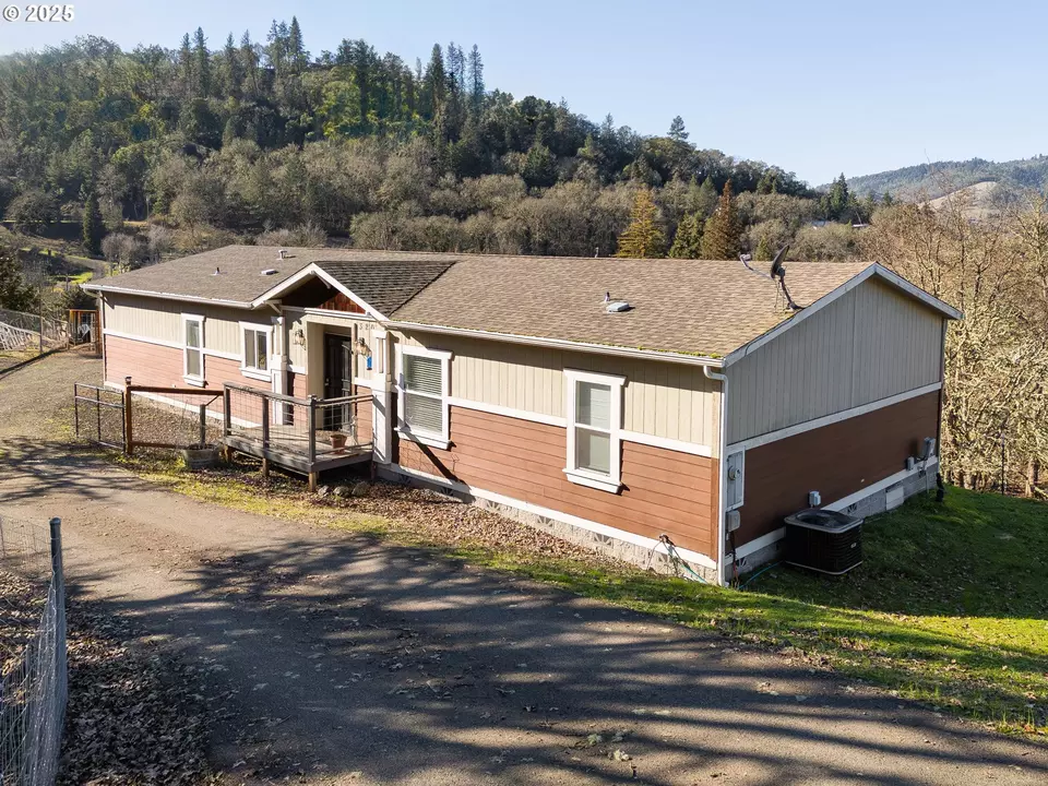  320 Cegavske Ln, Roseburg, OR 97470 photo 1