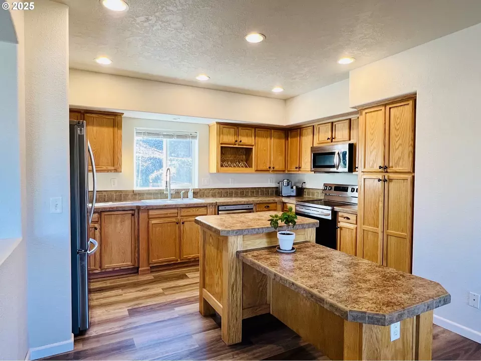  320 Cegavske Ln, Roseburg, OR 97470 photo 10