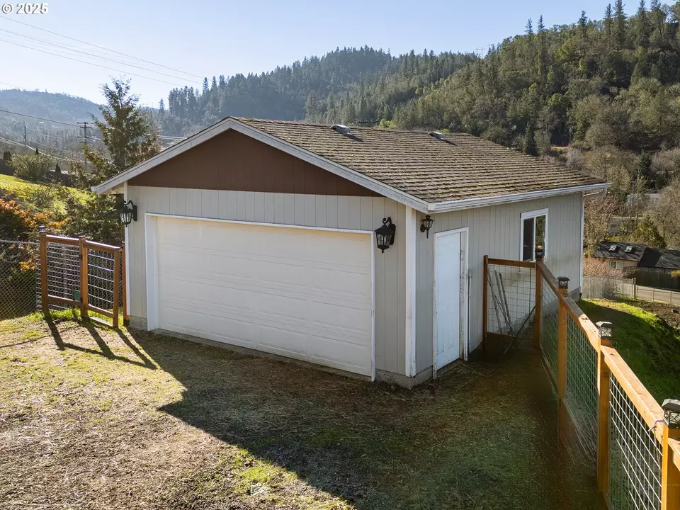  320 Cegavske Ln, Roseburg, OR 97470 photo 3
