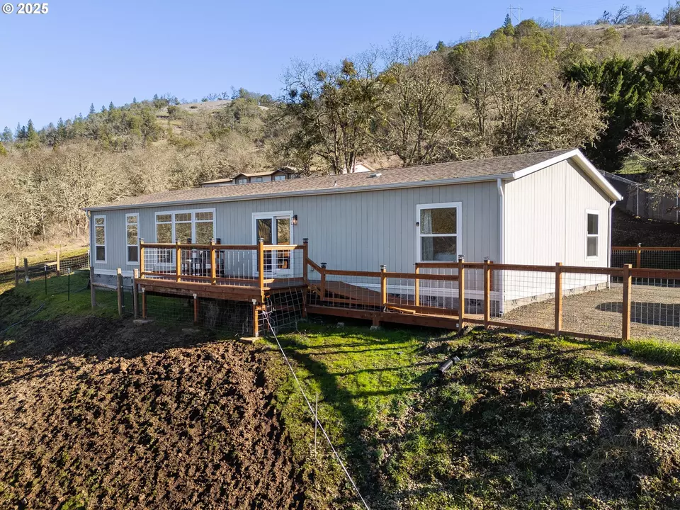  320 Cegavske Ln, Roseburg, OR 97470 photo 2