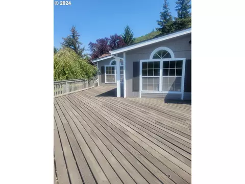 170 Oscar Dr, Roseburg, OR 97470