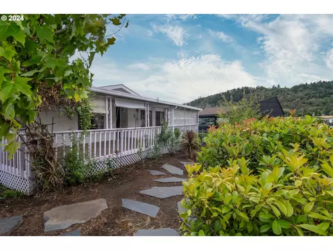 800 Shadow Ranch Ln, Roseburg, OR 97470