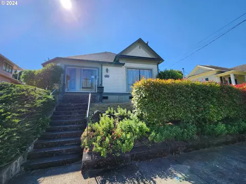1053 SE Jackson St, Roseburg, OR 97470