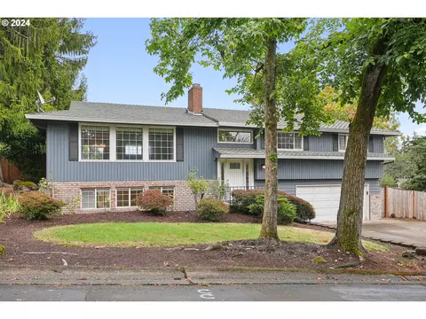 7450 Ridge Dr, Gladstone, OR 97027