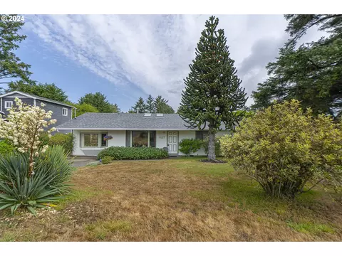1127 SW 13th St, Lincoln City, OR 97367
