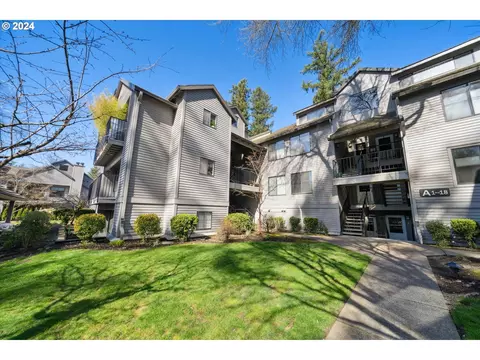 4000 Carman Dr #7, Lake Oswego, OR 97035