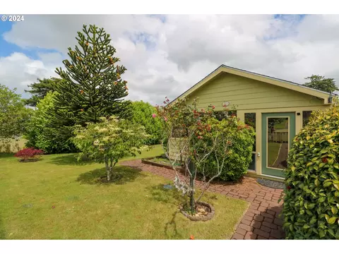2335 Everett Ave, North Bend, OR 97459