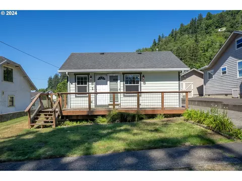 203 8th St, Garibaldi, OR 97118