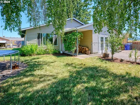833 E 7th St, Molalla, OR 97038