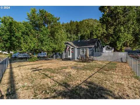 1657 W Myrtle Ave, Roseburg, OR 97471