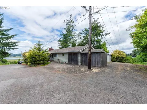 390 Harbor View Dr, Coos Bay, OR 97420
