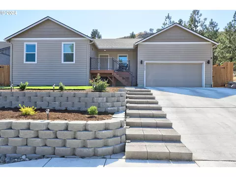 2422 W 14th St, The Dalles, OR 97058