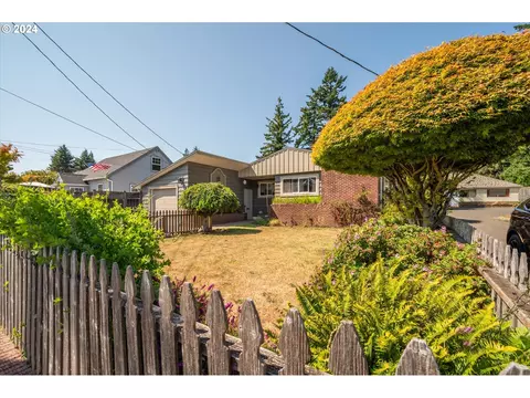 1458 Juniper Ave, Coos Bay, OR 97420