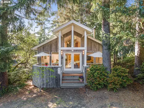 425 Ocean Ave, Manzanita, OR 97130