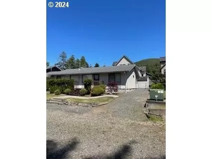 132 S Neptune St, Rockaway Beach, OR 97136