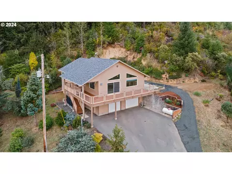 70667 Majestic Shores Rd, North Bend, OR 97459
