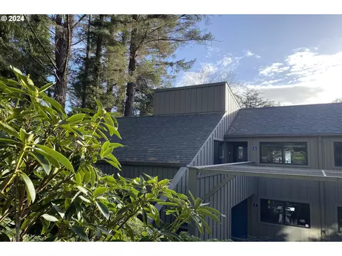 5801 NE Voyage Ave #5, Lincoln City, OR 97367
