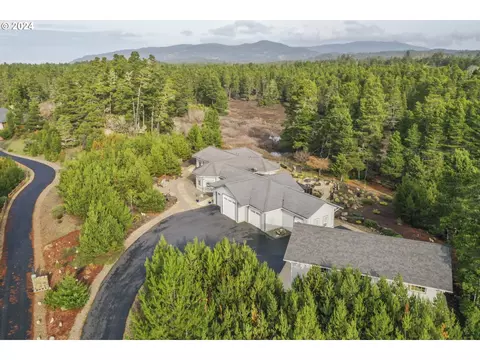 5200 Dunewood Dr, Florence, OR 97439