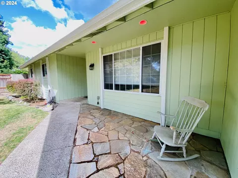 545 67th St, Springfield, OR 97478