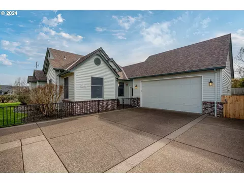 2656 Hazelnut Dr, Woodburn, OR 97071