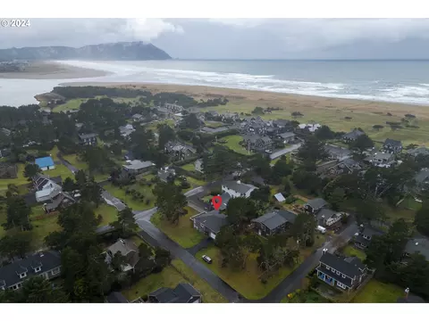 378 E St, Gearhart, OR 97138
