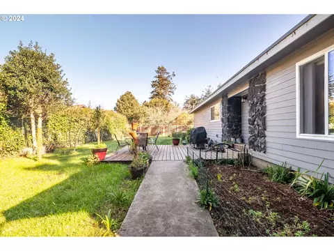 618 19th St, Port Orford, OR 97465