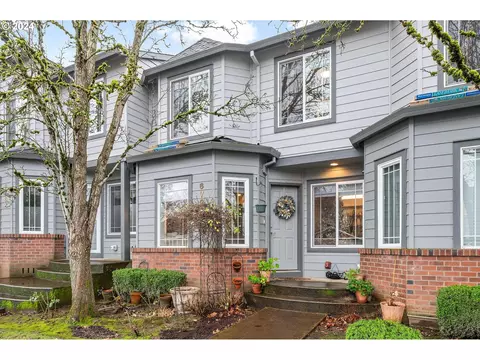 672 NE 9th St, Gresham, OR 97030