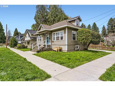 715 E 6th St, Newberg, OR 97132