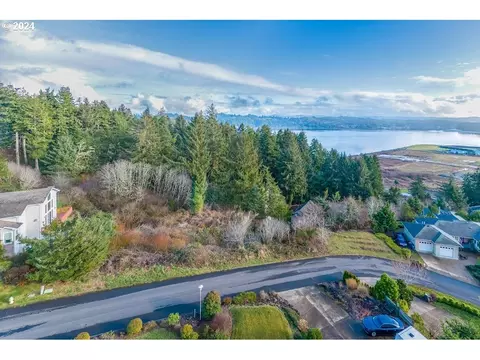 554 SE Running Springs St, Newport, OR 97365