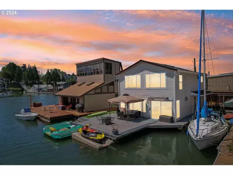 160 N Tomahawk Island Dr, Portland, OR 97217