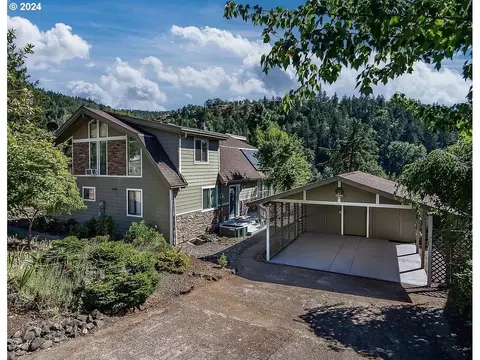 385 Chinkapin Ct, Roseburg, OR 97470