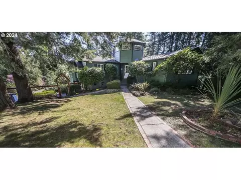 714 5th St, Brookings, OR 97415