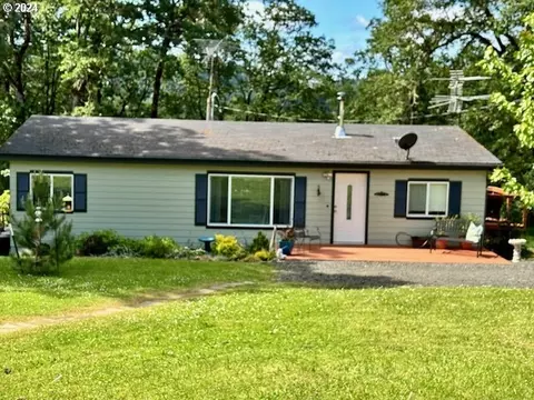 533 Blackberry Ln, Oakland, OR 97462