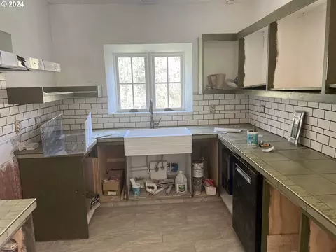 Kitchen - 85255 Christensen Rd, Eugene, OR 97405 photo 1 of 1